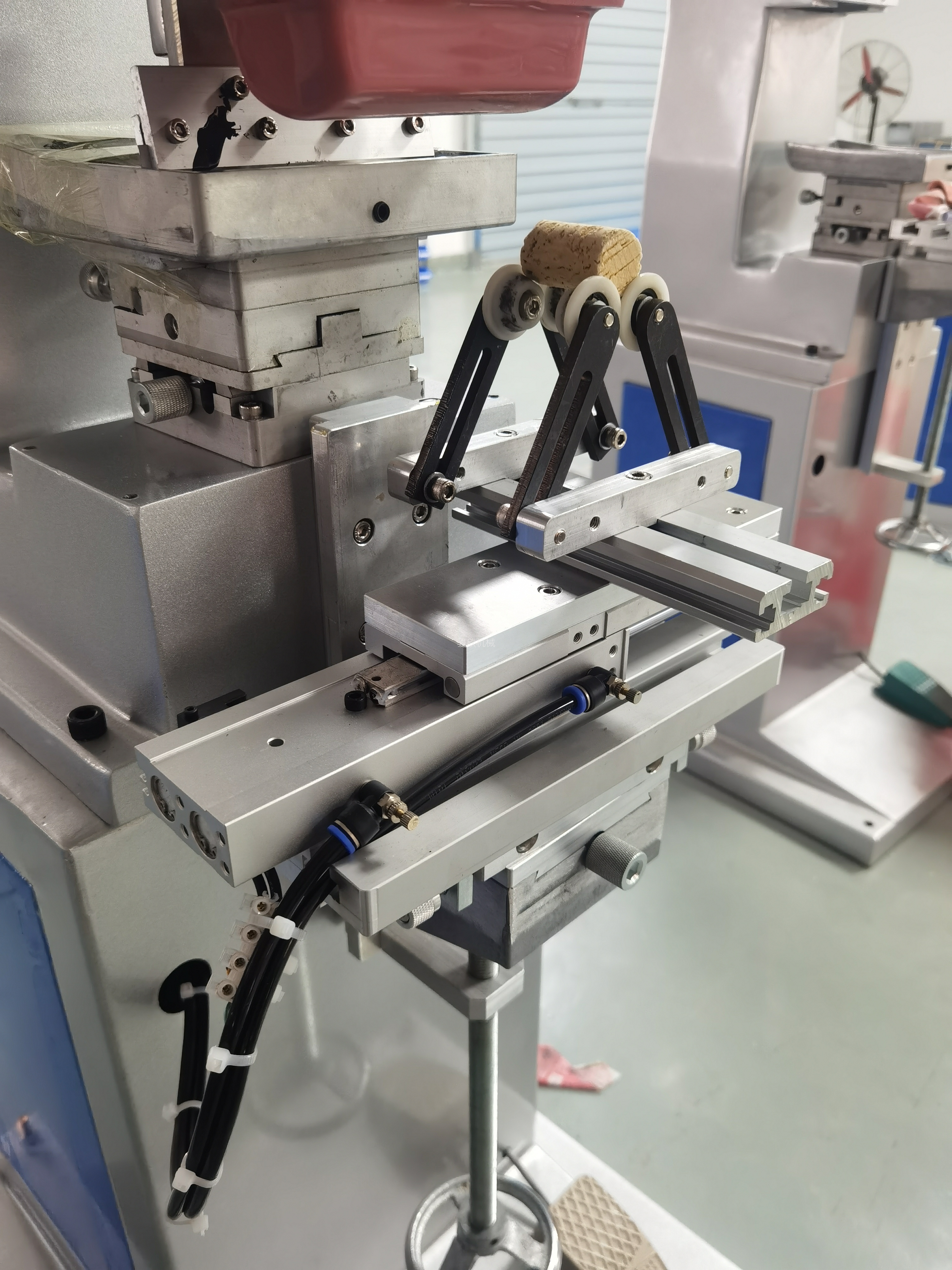 紅酒塞移印滾印機廠家，酒瓶曲面絲印機